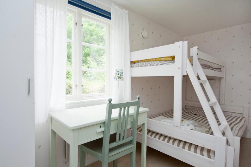 Twin Room with Private Bathroom image 3