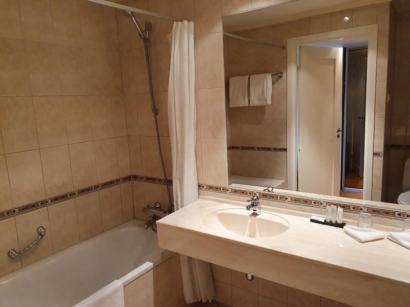 Standard Double or Twin Room image 2