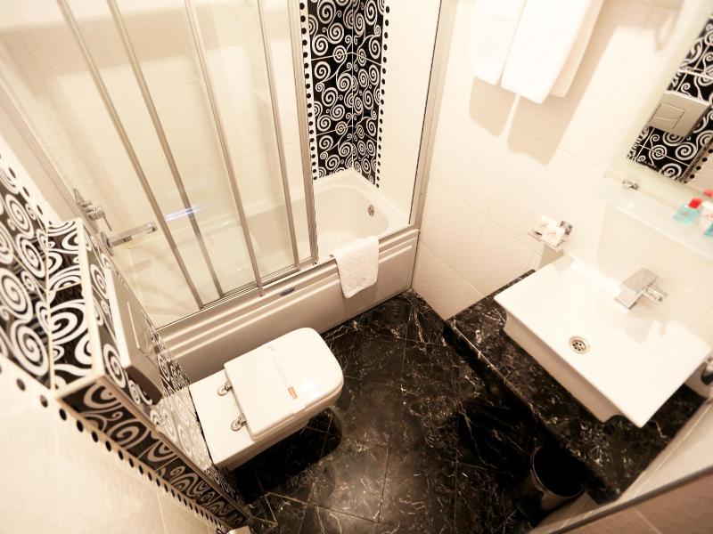 Double or Twin Room with Sea View image 2