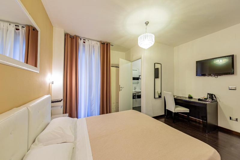 Deluxe Double Room image 4
