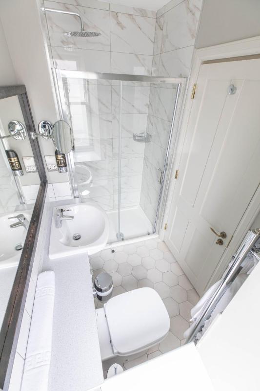 Deluxe Family Suite image 3