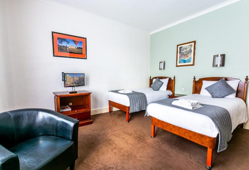 Twin Room image 3