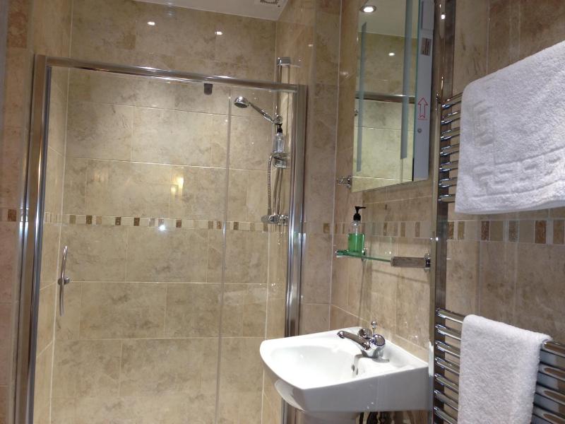 Single Room with Shared Bathroom image 1