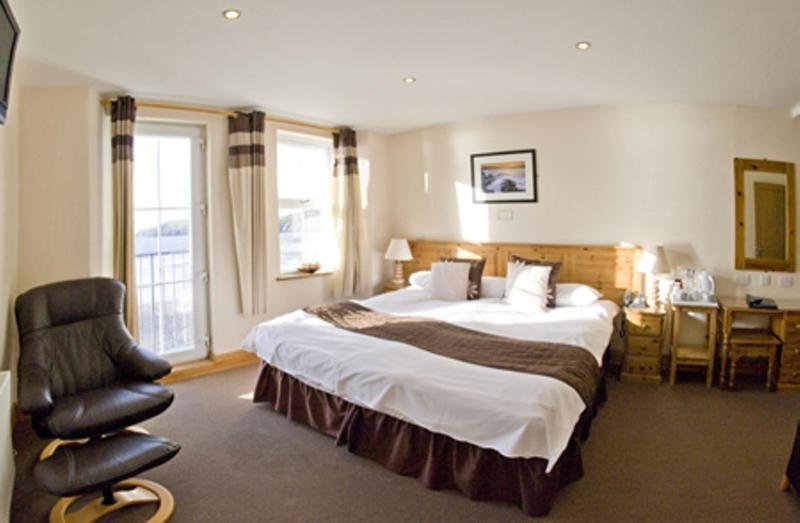 Double or Twin Room with Sea View image 4