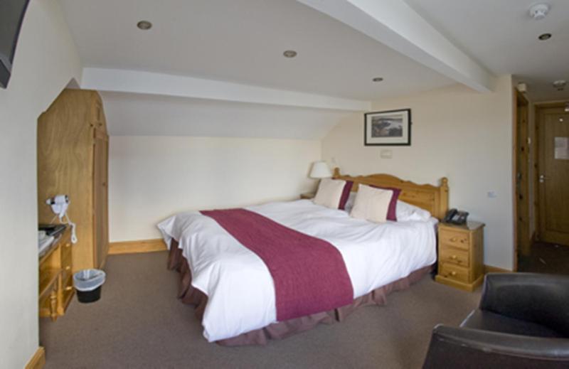 Double Room with Partial Sea View image 4