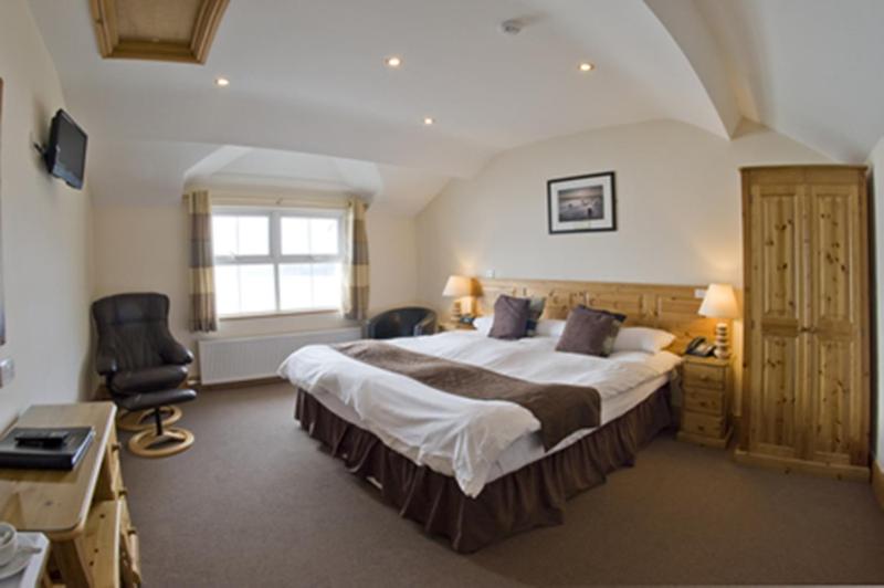 Double or Twin Room with Sea View image 2