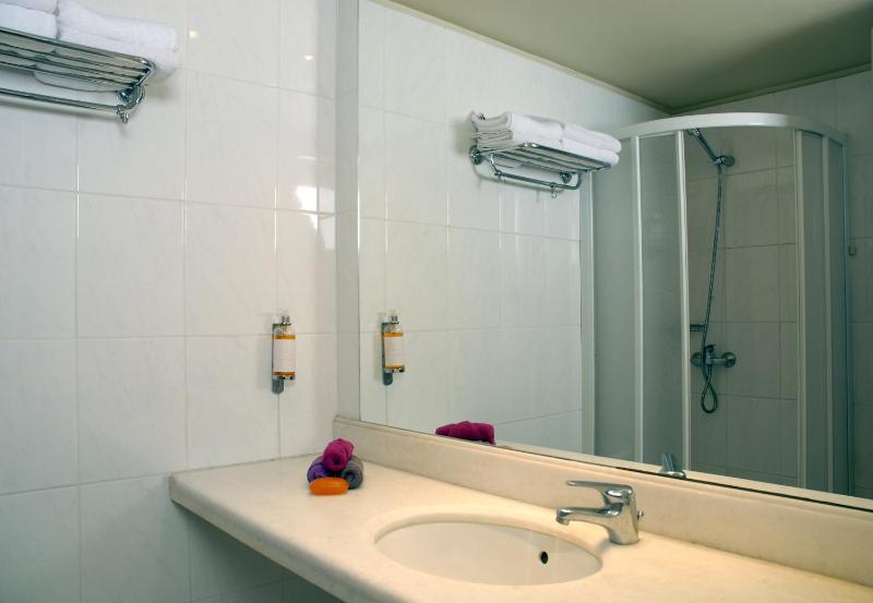 Triple Room (2 Adults + 1 Child) image 3
