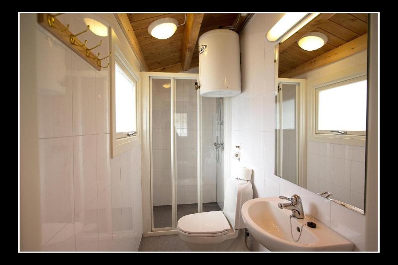 Two Bedroom Cottage with linen image 3