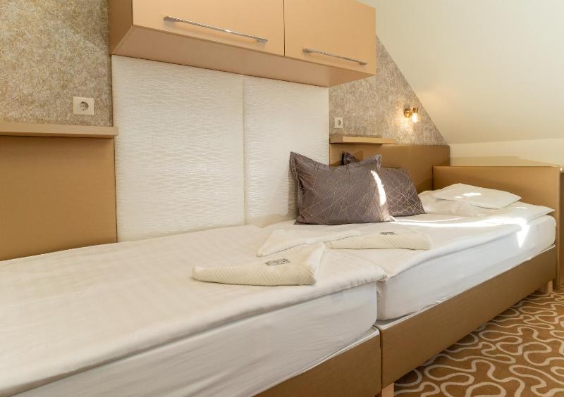 Twin Room image 1