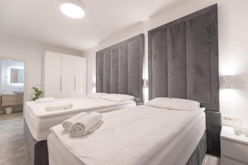 Deluxe Triple Room image 3