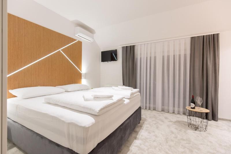 Deluxe King Room image 2