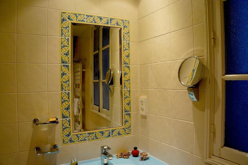 Standard Twin Room image 2