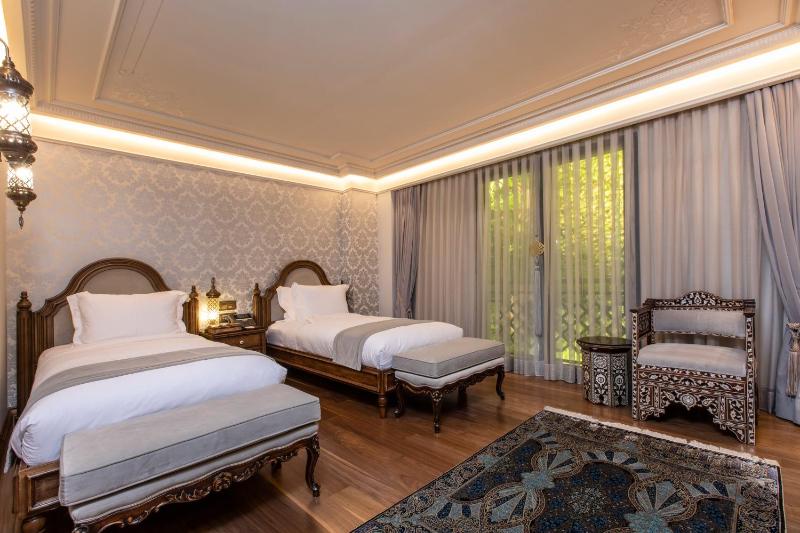 Deluxe Twin Room with Vertical Greenery View image 1