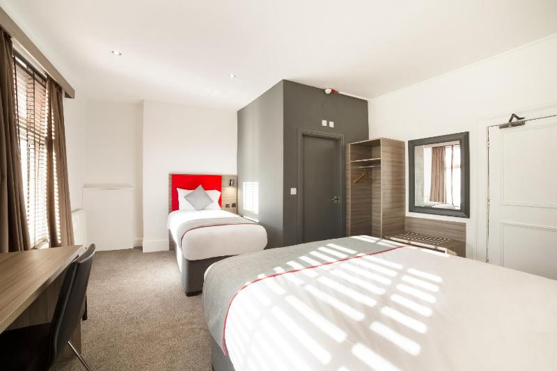 Standard Triple Room image 3