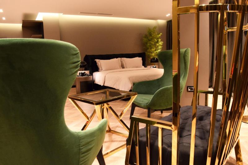 Deluxe King Suite image 4
