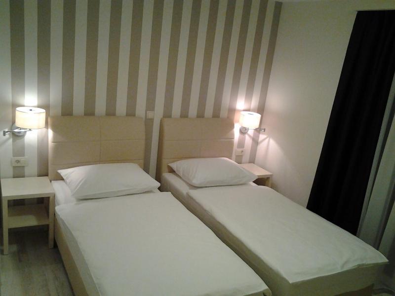 Twin Room image 3