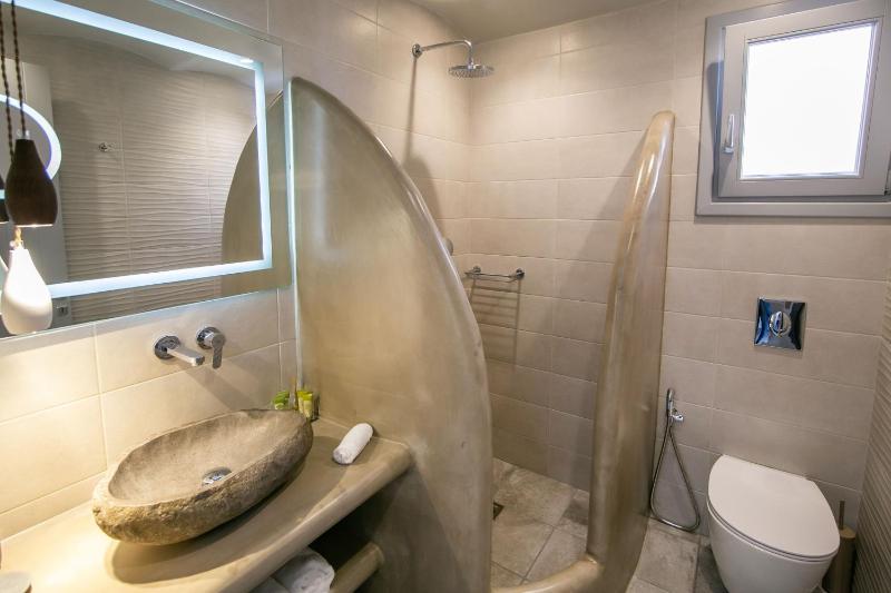 One-Bedroom Apartment image 3