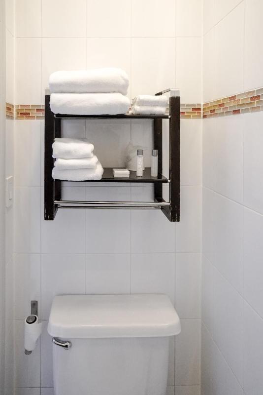 Queen Room with Private Bathroom image 4