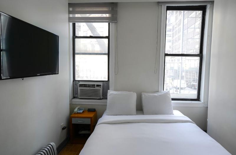 Queen Room with Private Bathroom image 3