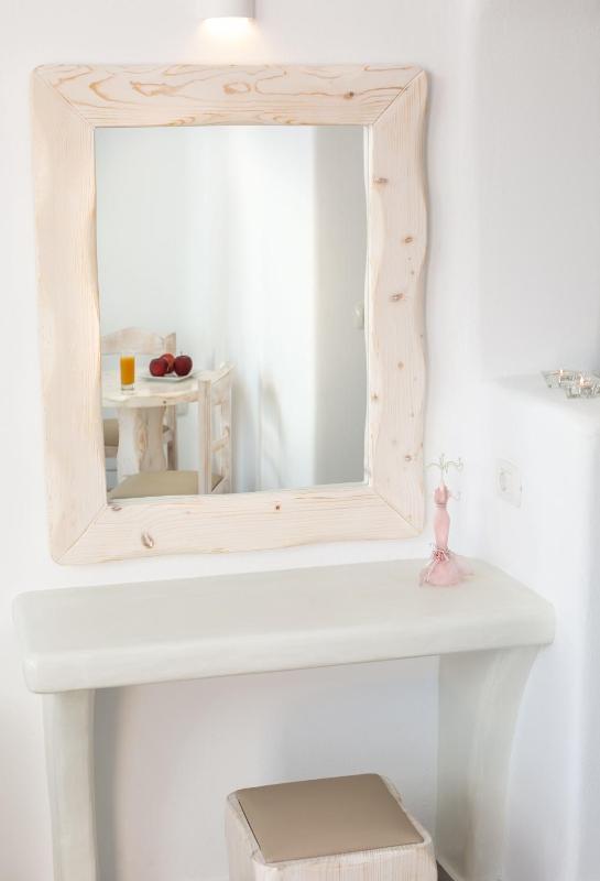 One-Bedroom Apartment image 4