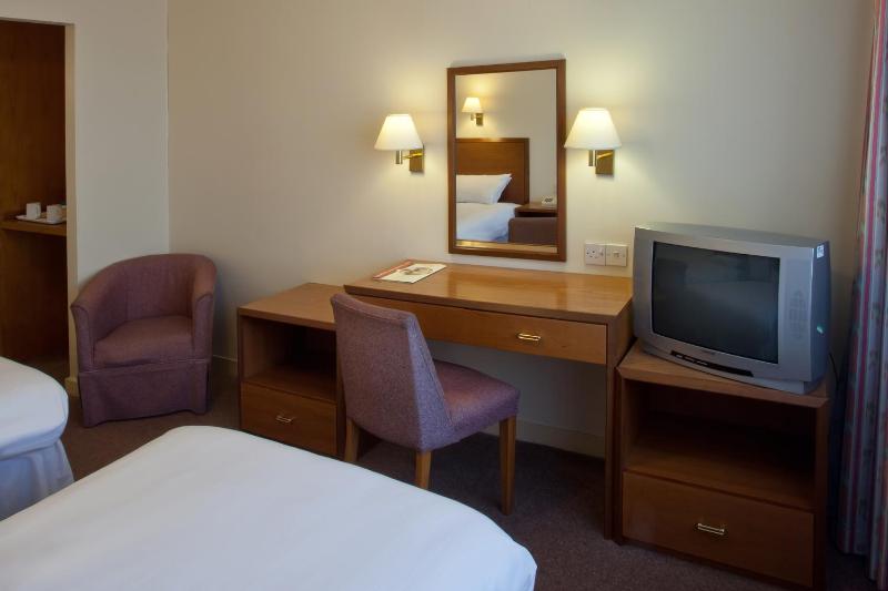 Twin Room image 4