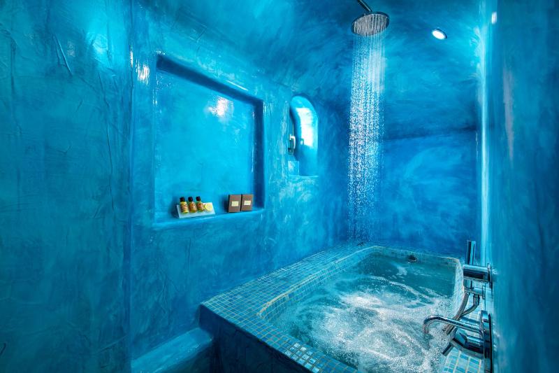 Suite with Cave Hot Tub image 3