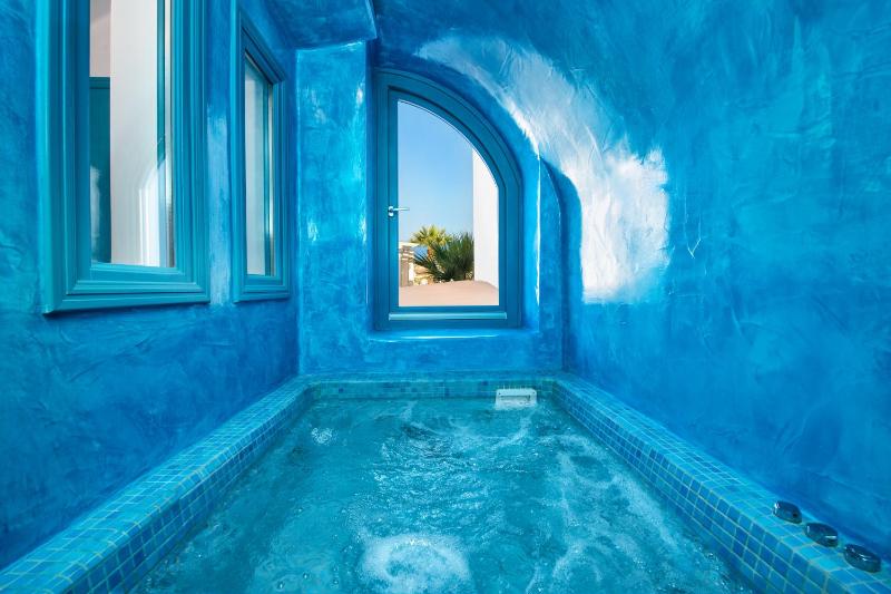 Two-Bedroom Suite with Cave Hot Tub image 1