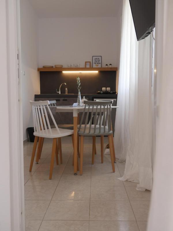 One-Bedroom Apartment image 2