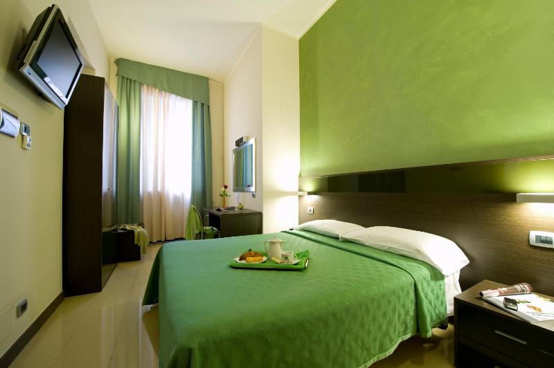 Double Room image 3
