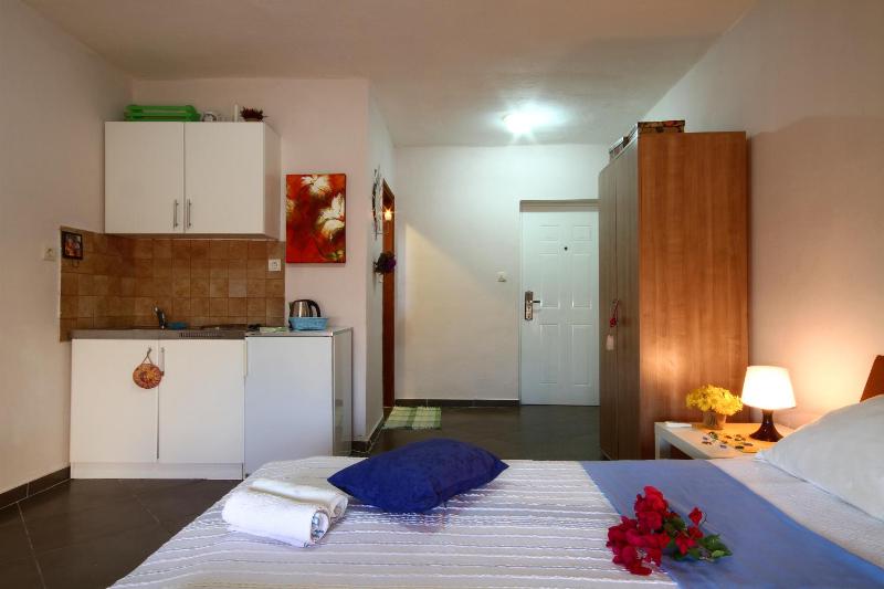 Studio with Balcony and Sea View (2 Adults) image 3