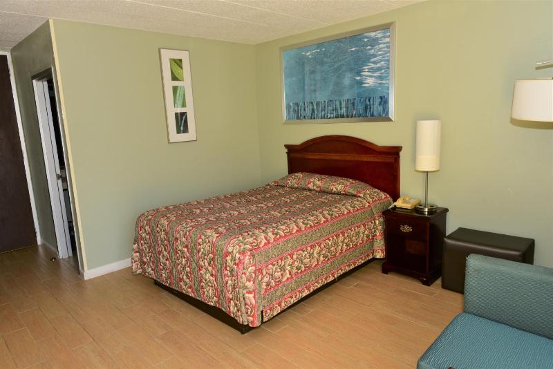 Queen Room image 2