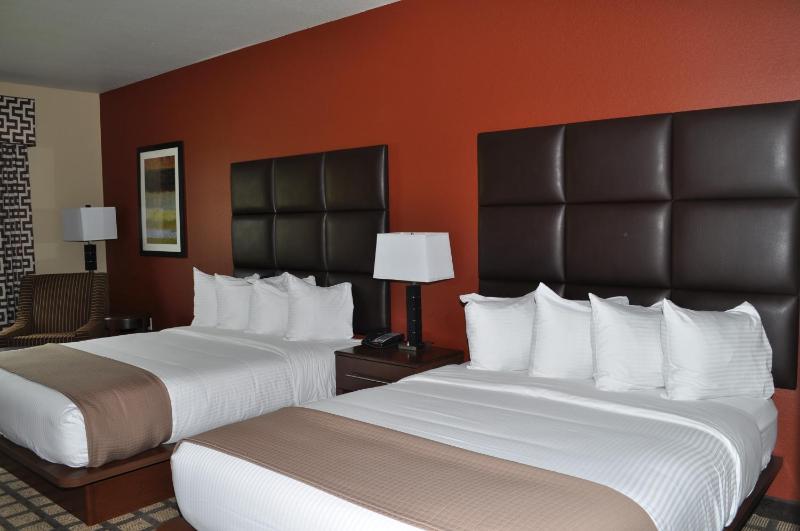 Queen Room with Two Queen Beds - Non-Smoking image 2
