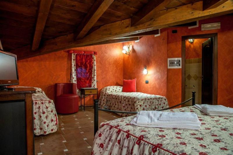 Quadruple Room image 2