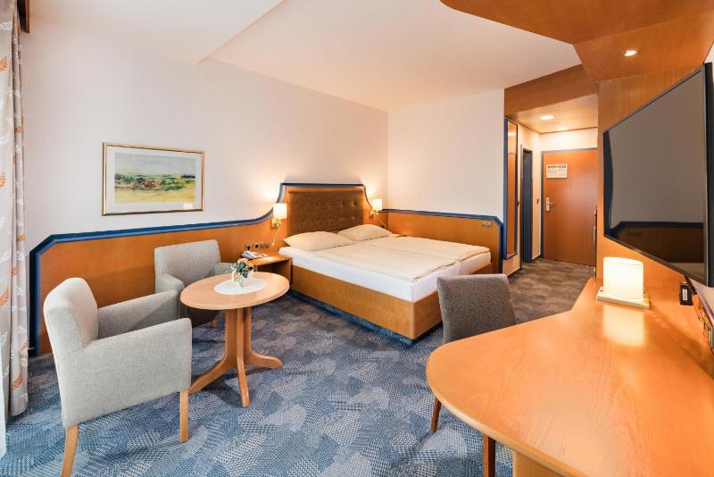 Standard Double Room image 3