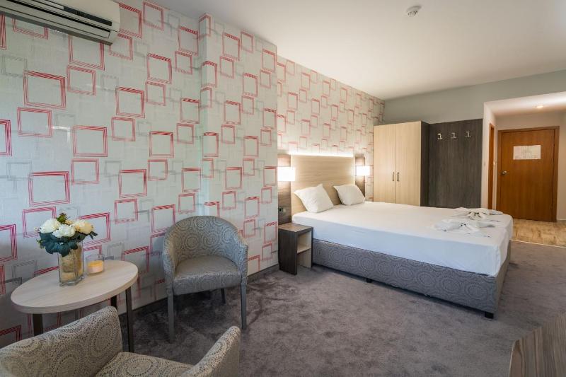 Twin Room with Balcony image 2