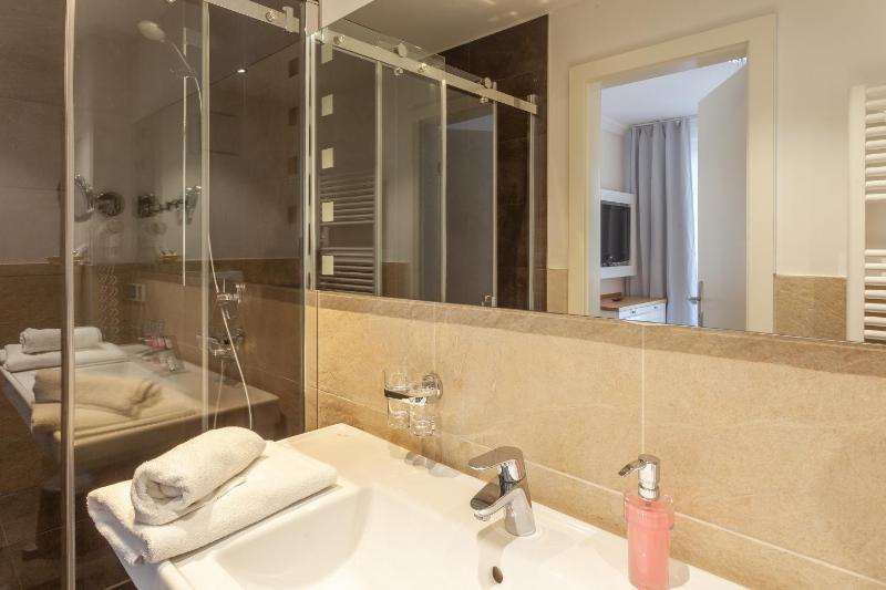Junior Suite with Balcony image 4