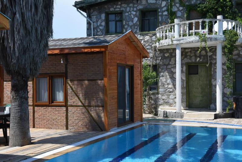 Studio with Pool View image 3