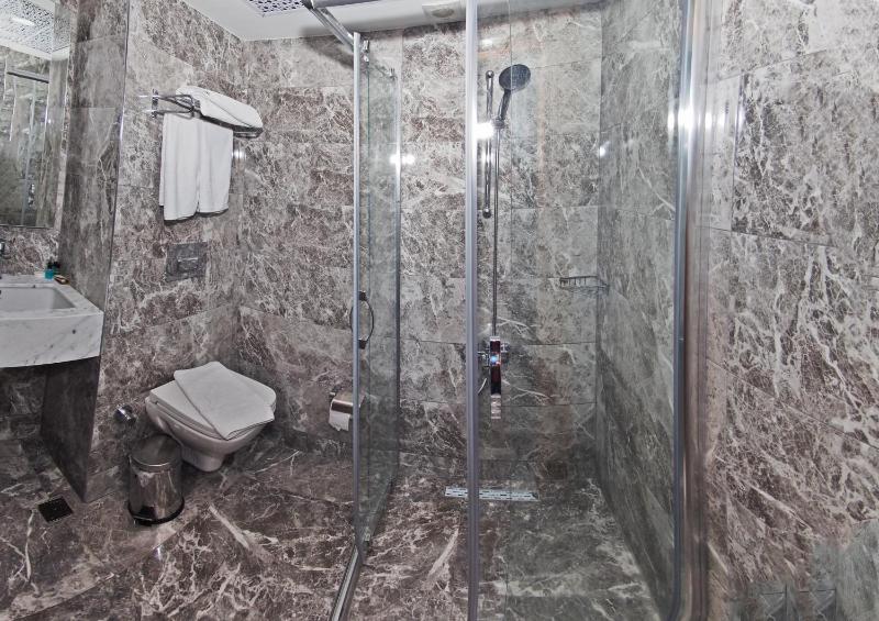 Classic Quadruple Room image 2