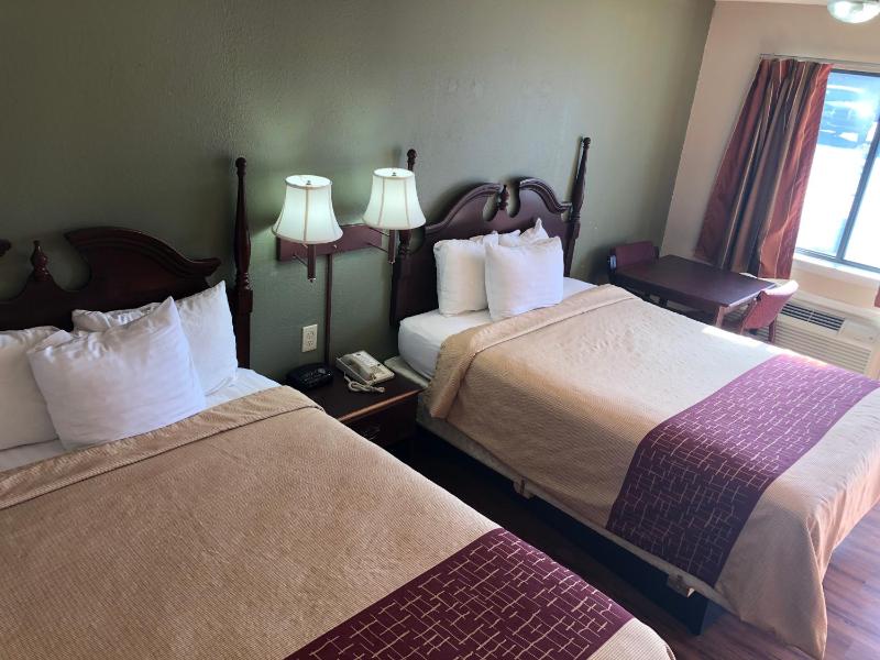 Standard Queen Room image 3