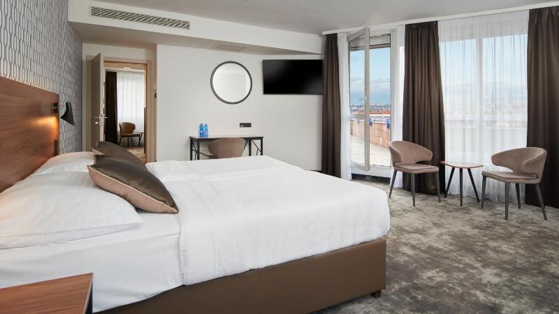 Deluxe Suite with Free Pool Access image 1