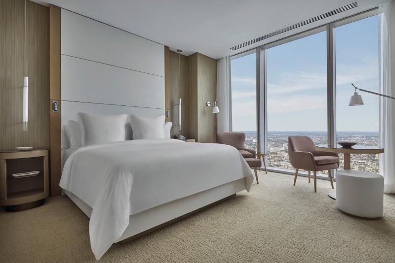 Premier Cityscape King Room  image 4