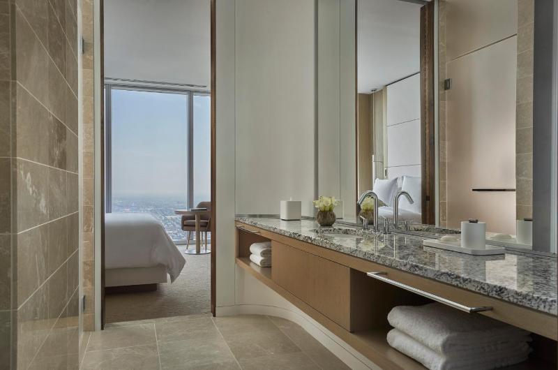 Grand Landmark King Room image 4