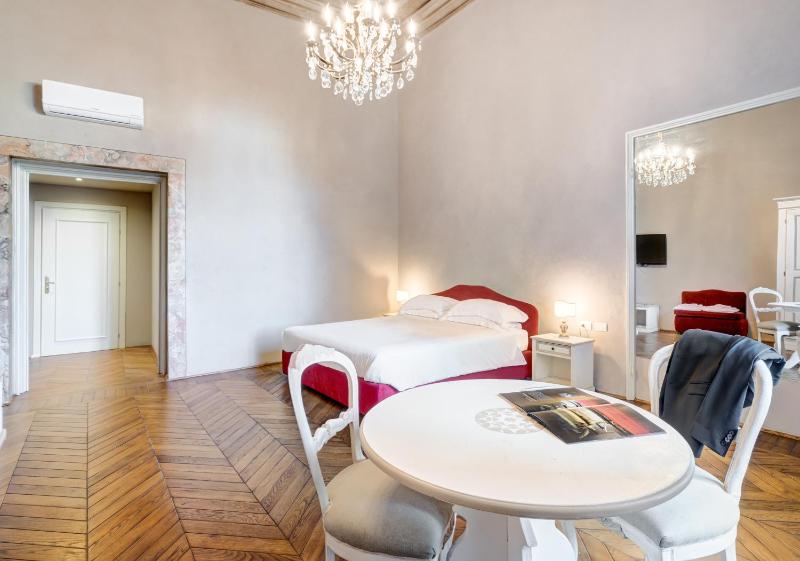 Deluxe King Room image 3