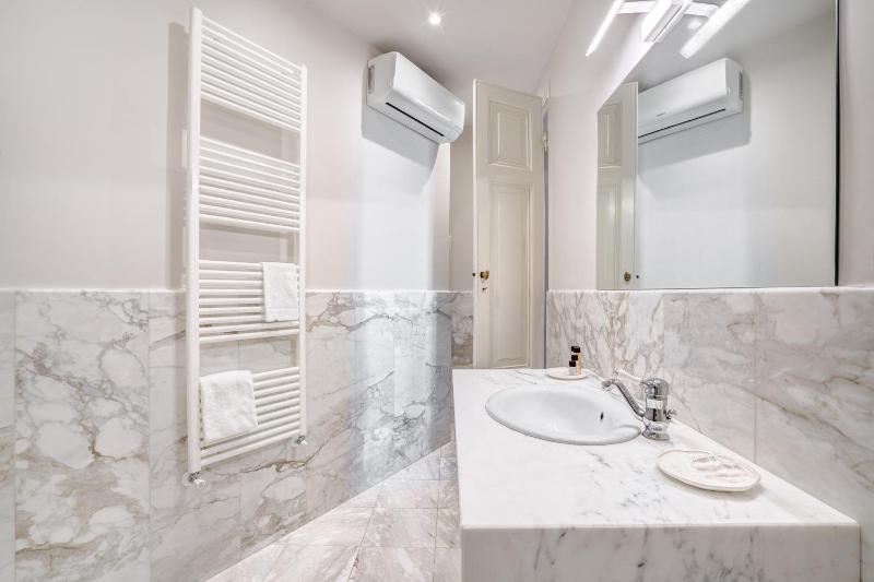 King Room with Garden View image 4