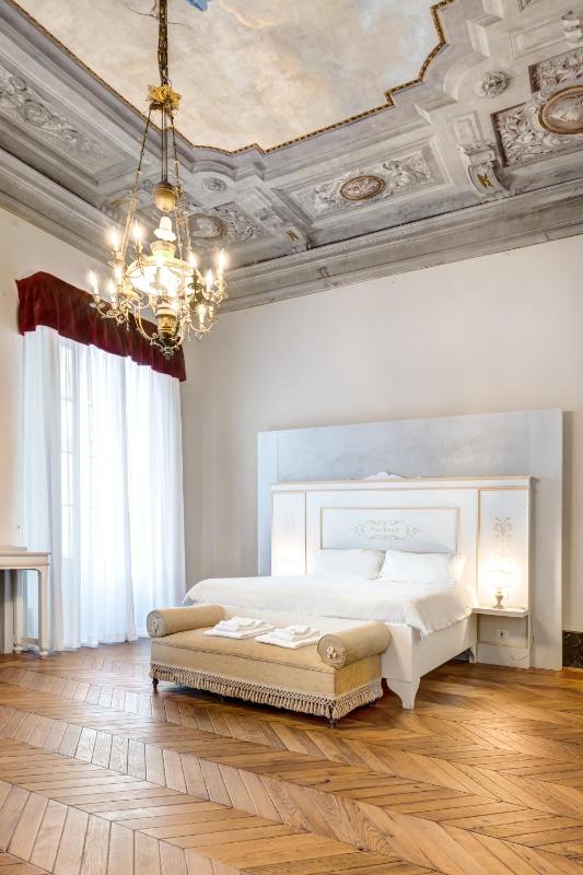 King Room with Garden View image 3