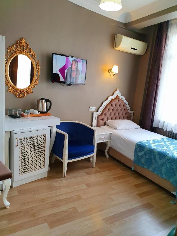 Deluxe Triple Room image 3