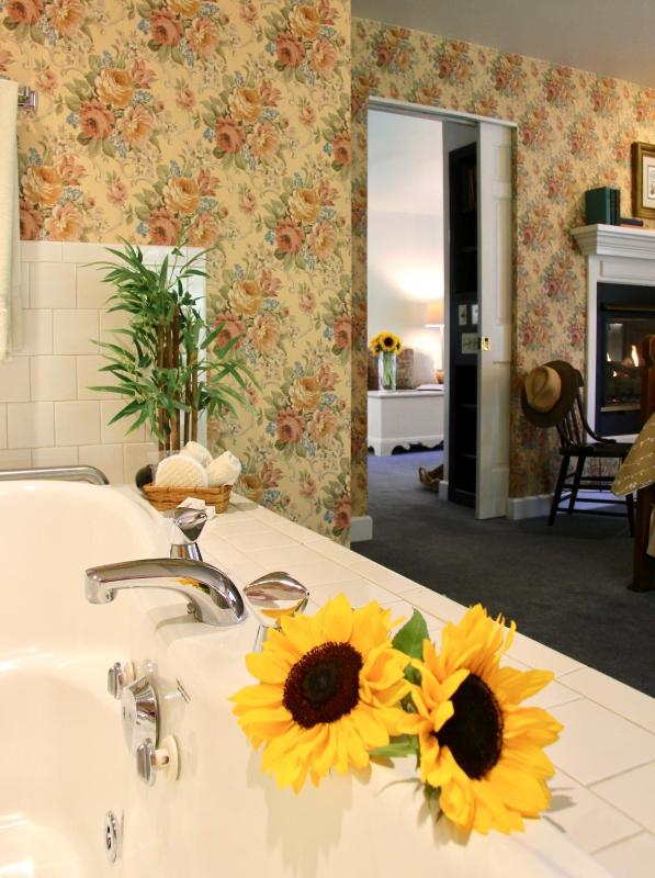 One Bedroom Suite with Spa Bath image 4