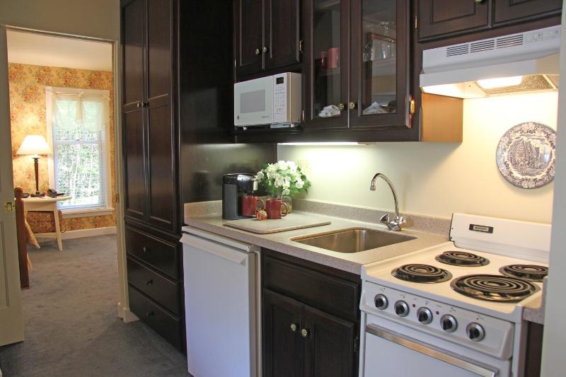 One Bedroom Suite with Spa Bath image 3