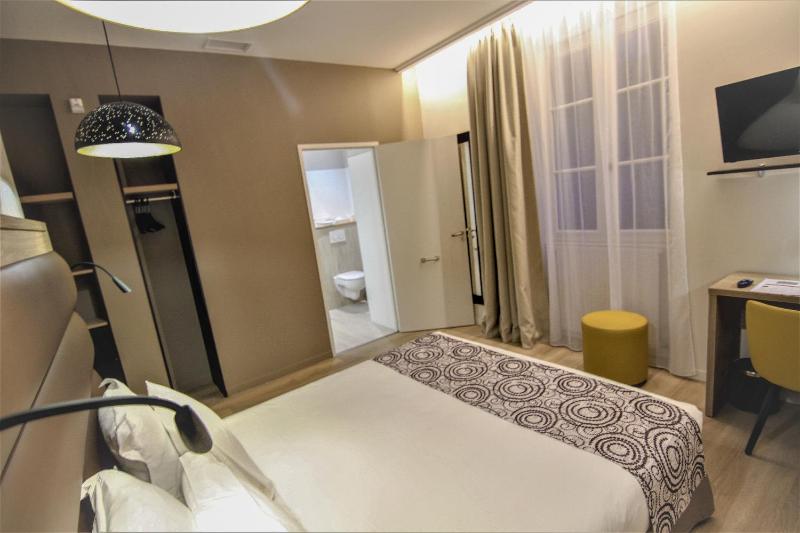 Queen Room - Disability Access image 1