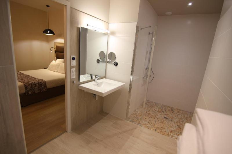 Queen Room - Disability Access image 3